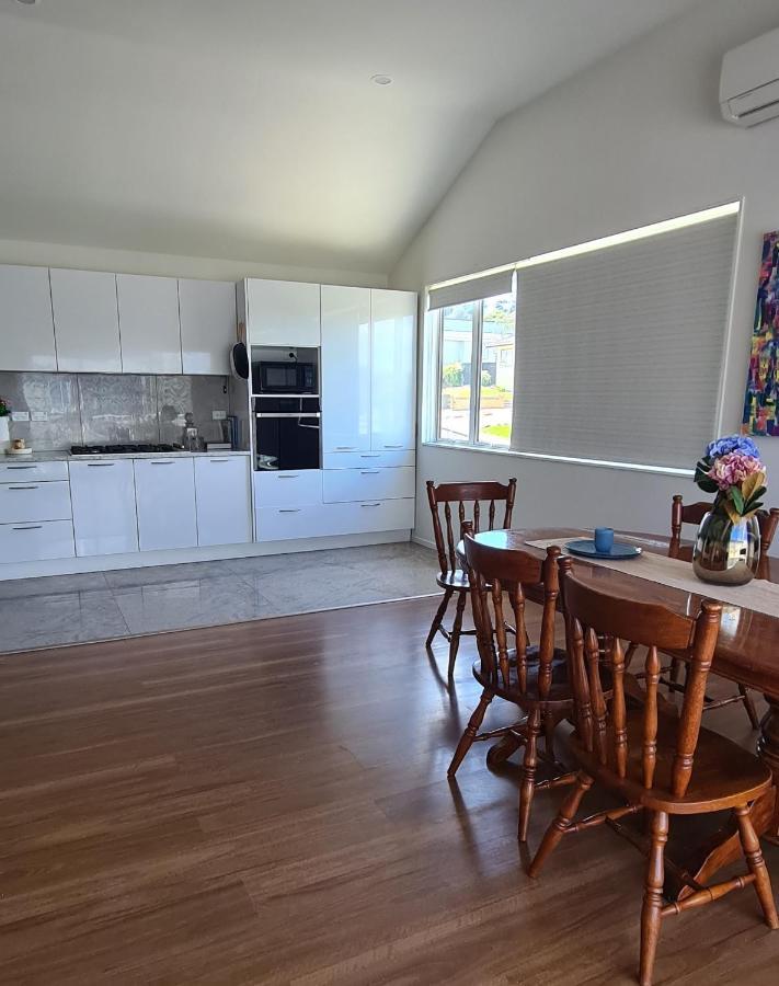 This Fabulous, Single-Level 3 Plus 1 Small Room With Folding Sofa Home Auckland Eksteriør bilde