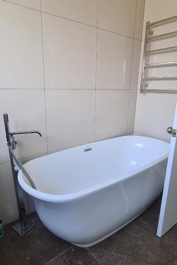 This Fabulous, Single-Level 3 Plus 1 Small Room With Folding Sofa Home Auckland Eksteriør bilde